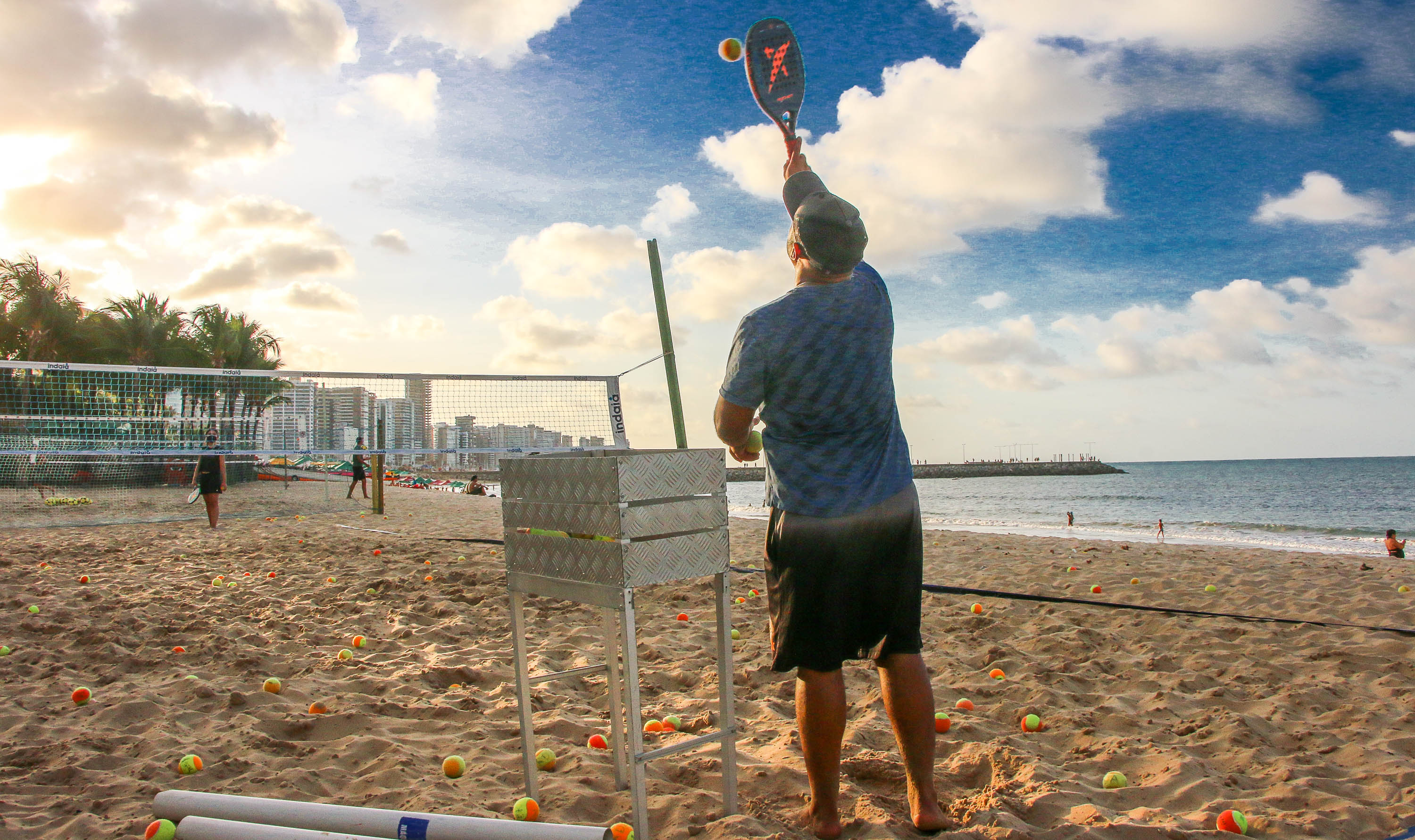 homem jogando beach tenni